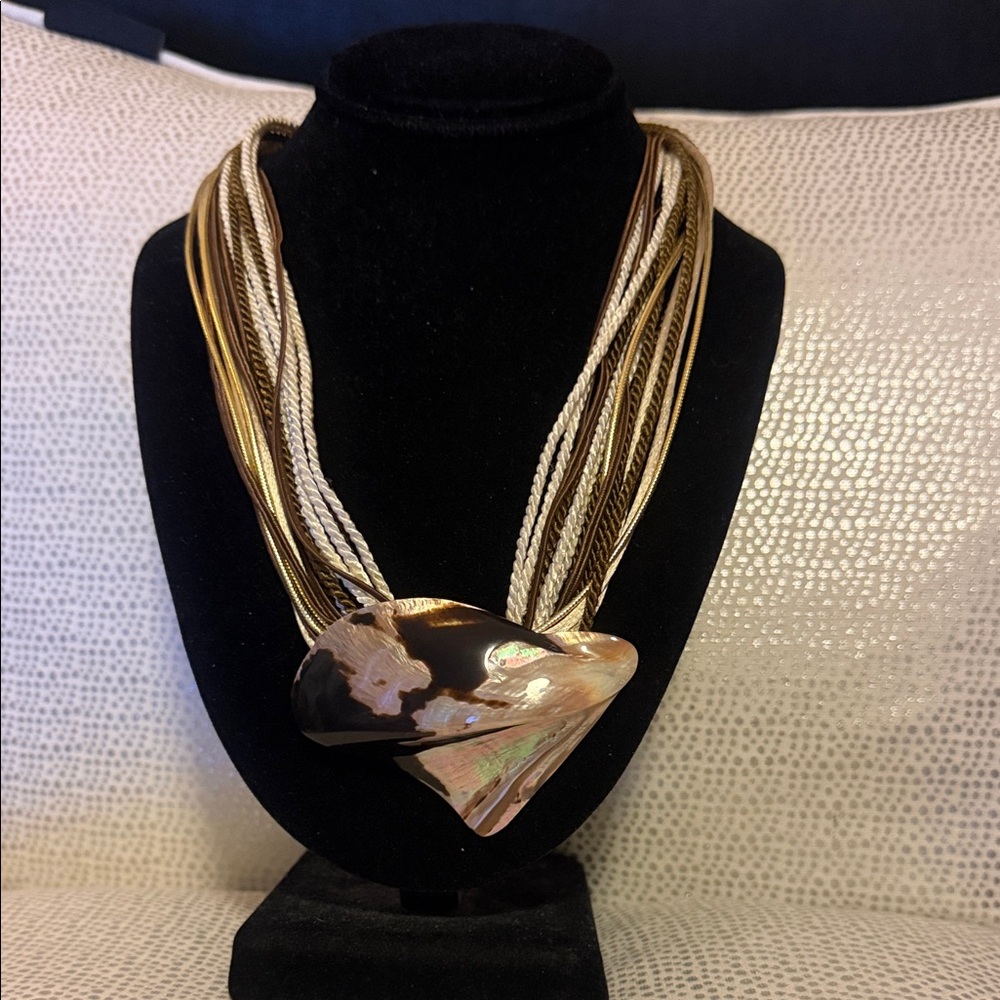 Elegant Gold and Black shell Necklace. vintage.